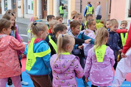 Otroci kamniških šol in vrtcev rajali na Glavnem trgu in se učili o trajnostni mobilnosti (13)